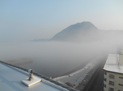 霧に包まれた高崎山２月２日午後３時半