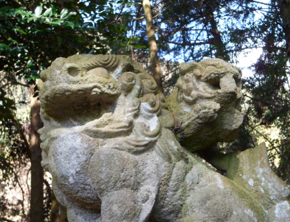 麻底良布神社の狛犬は子供を背負ってる