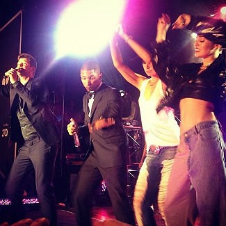 miley-cyrus-joins-robin-thicke-and-pharrell-williams-onstage-to-sing-blurred-lines.jpg