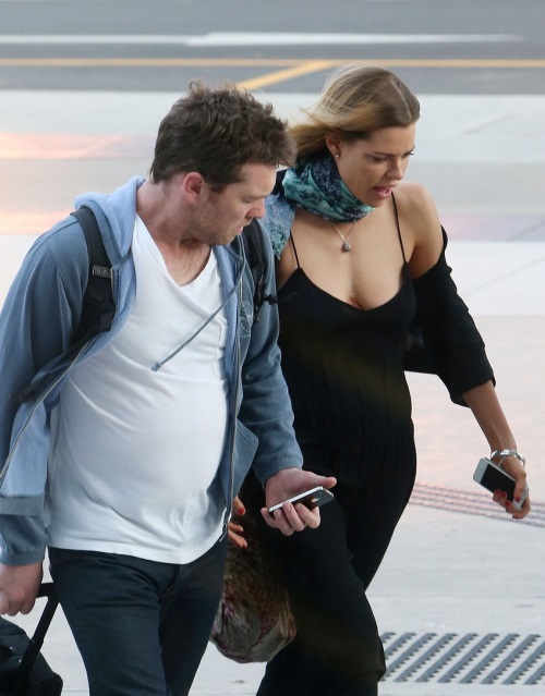 sam-worthington-spotted-with-new-girlfriend-sophie-monk-09.jpg