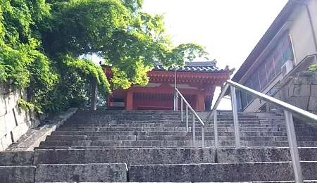 太山寺 中門の石段
